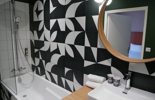 La Suze-sur-Sarthe Hotel | Discover the Comfort of Saint-Louis with Family-Friendly Amenities
