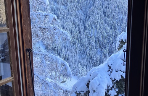 Saint-Luc Ski Chalet | Lakeview Retreat: Top-Rated Chalet Near Funiculaire