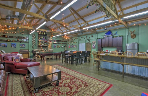 Saint Matthews Apartment | Experience Saint Matthews 'Outlaw Gameroom' with Fire Pit