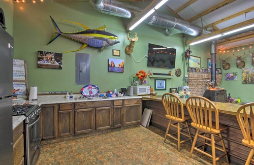 Saint Matthews Apartment | Experience Saint Matthews 'Outlaw Gameroom' with Fire Pit