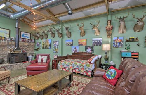 Saint Matthews Apartment | Inviting Saint Matthews Outlaw Gameroom with Fire Pit