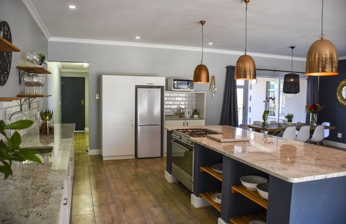 Clarens House | Saints Rest: Family-Friendly Stay with Restaurant & Breakfast