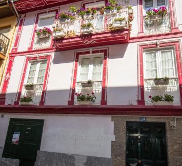 Lekeitio Apartment | Oceanfront Retreat: La Casa Roja de Saioa with Great Reviews