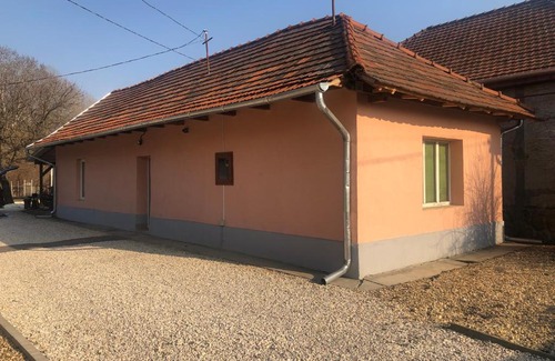 Sajoszoged Apartment | Inviting Sajó Vendégház: Family-Friendly with Hot Tub & Breakfast