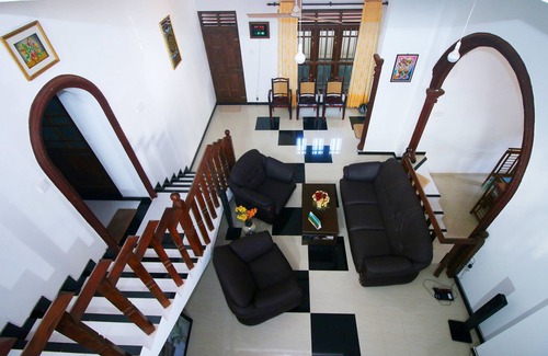 Hikkaduwa House | Cozy Sajee Villa: Family-Friendly with Kitchen & Breakfast