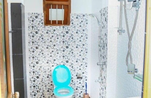 Hikkaduwa House | Cozy Sajee Villa: Family-Friendly with Kitchen & Breakfast