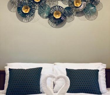Mae Sot House | Experience SAK-KA-YA: Pet-Friendly Retreat with Breakfast