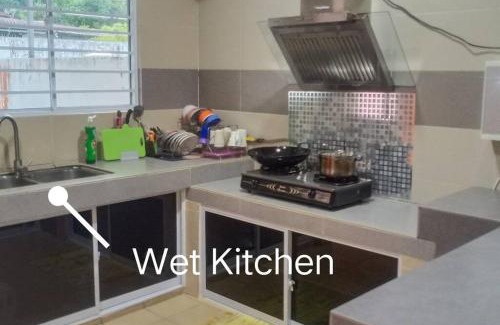 Miri House | Cozy Sakura Homestay with Kitchen & Breakfast in Miri