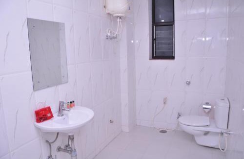 Bodh Gaya Hotel | Budget-Friendly Sakura House with Family Dining & Breakfast