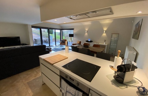 Bossut-Gottechain Apartment | Family-Friendly Sakura Lodging with Pool & Breakfast