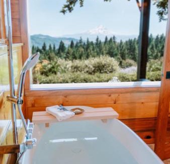 Hood River Bed & Breakfast | Guest Rated 10/10: Sakura Ridge the Farm & Lodge Experience