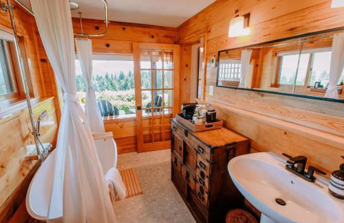 Hood River Bed & Breakfast | Guest Rated 10/10: Sakura Ridge the Farm & Lodge Experience