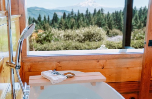 Hood River Bed & Breakfast | Discover Sakura Ridge: 5-Star Retreat with Gourmet Dining
