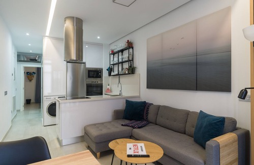 Las Palmas de Gran Canaria Apartment | Oceanfront Salitre Beach Home with Spa & Breakfast
