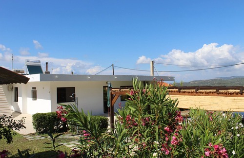 Salakos House | Experience Salakos Mountain View Home with Oceanfront Pool