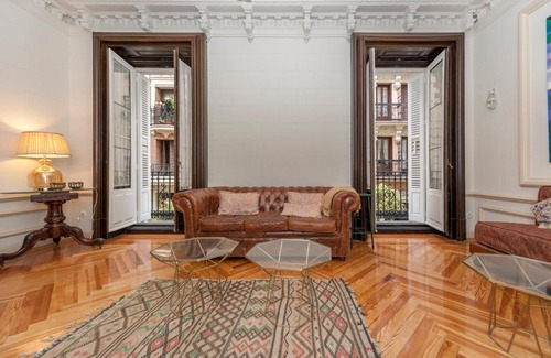 Justicia Apartment | Discover Salamanca VI: Pet-Friendly and Wheelchair Accessible