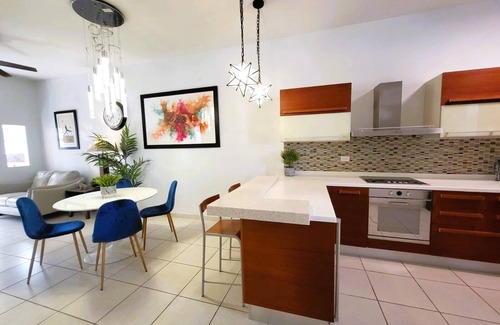 Sagrado Corazon House | Discover Saldana Townhouse with Rooftop Pool & Spa