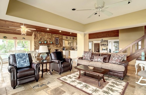 Crystal River House | Discover Kings Bay: Pet-Friendly Waterfront Retreat Awaits