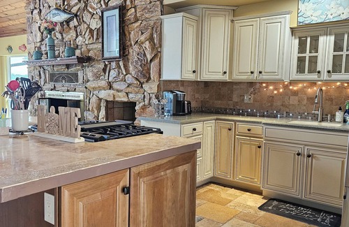 Crystal River House | Discover Kings Bay: Pet-Friendly Waterfront Retreat Awaits