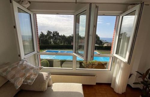 Castrillon Apartment | Relaxing Salinas Piscina: Family-Friendly with Pool & Hot Tub