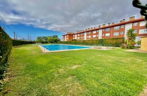 Castrillon Apartment | Relaxing Salinas Piscina: Family-Friendly with Pool & Hot Tub