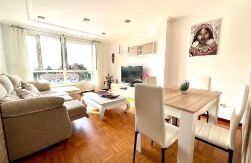 Castrillon Apartment | Relaxing Salinas Piscina: Family-Friendly with Pool & Hot Tub