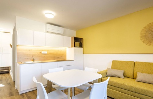 Strunjan Apartment | Oceanfront Salinera: Pet-Friendly Stay with Pool & Spa
