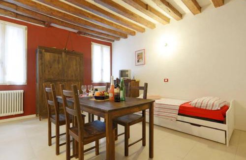 Castello Apartment | Explore Mario Apartment Biennale: Guest Rated 7/10