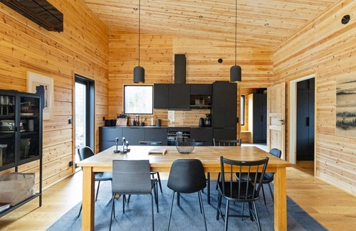 Salla House | Relax at Sallan Kuukkeli with Spa and Lake Views