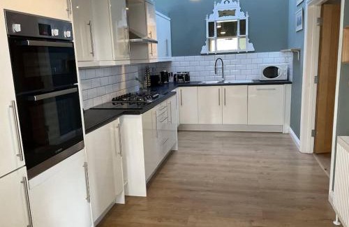 Isle of Portland House | Spacious Central Portland Retreat with Family Amenities