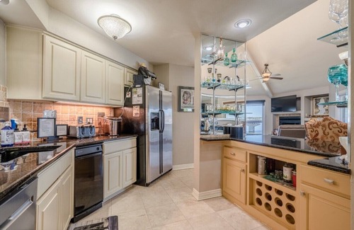 Lake Hamilton Condo | Explore Sally's Blue Pearl: Family-Friendly Retreat with Views