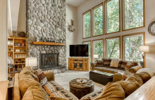 Welches House | Guest Favorite: Salmon River Lodge with Hot Tub Access