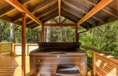 Welches House | Guest Favorite: Salmon River Lodge with Hot Tub Access