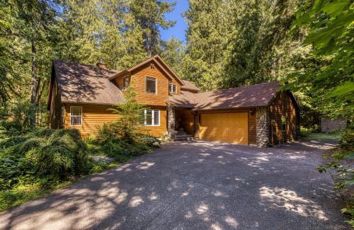Welches House | Guest Favorite: Salmon River Lodge with Hot Tub Access