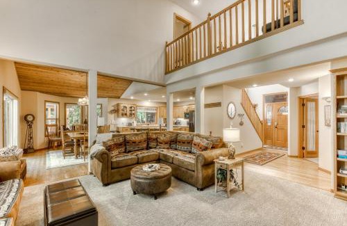 Welches House | Guest Favorite: Salmon River Lodge with Hot Tub Access