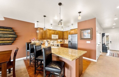 Post Falls Condo | Scenic Salmon Run Condo with Kitchen & River Views