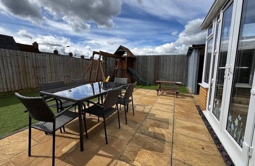 Newport Pagnell House | Tranquil Retreat at Salmon's Home - Perfect for Families