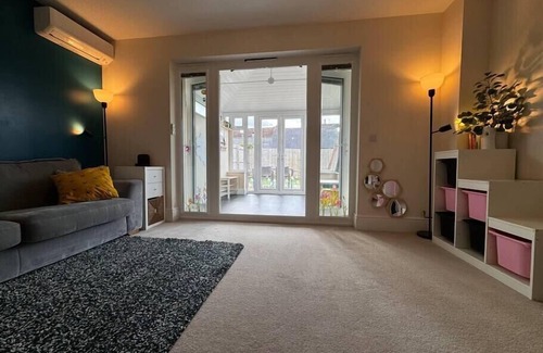 Newport Pagnell House | Tranquil Retreat at Salmon's Home - Perfect for Families