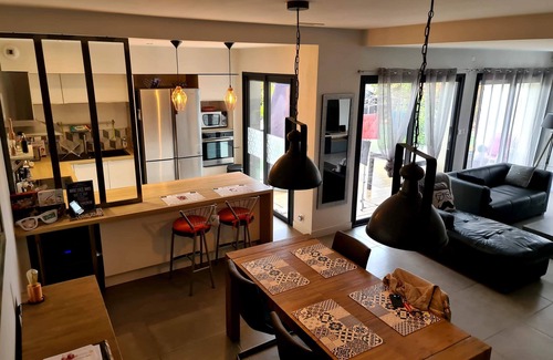 Le Cres House | Refreshing Salt Pool & Jacuzzi Near Lake, 10/10 Rated