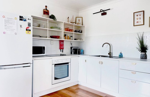 East Ballina Apartment | Unwind at Stray Leaves: Oceanfront Bliss & Pet-Friendly Stay