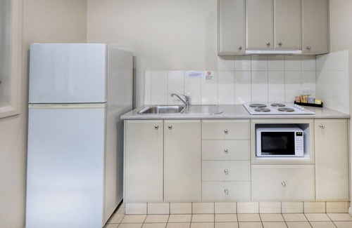 Hay Hotel | Eco-Friendly Saltbush Motor Inn with Pool & Restaurant