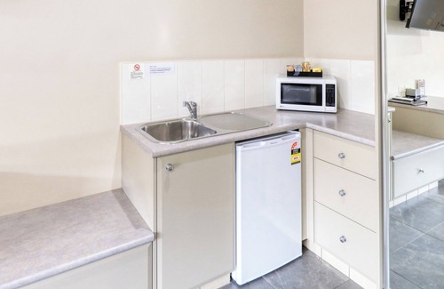 Hay Hotel | Eco-Friendly Saltbush Motor Inn with Pool & Restaurant