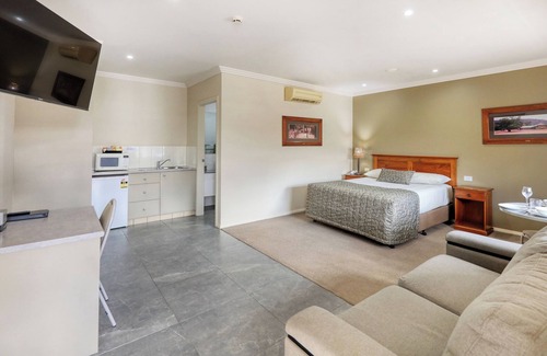Hay Hotel | Eco-Friendly Saltbush Motor Inn with Pool & Restaurant