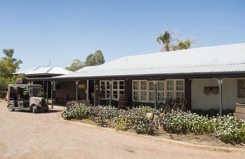 Longreach Cabin | Discover Saltbush Retreat: Oceanfront Oasis for Families