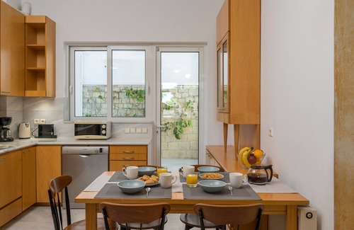 Agii Apostoli Apartment | Saltia Apartment: Steps from the Beach with Ocean View