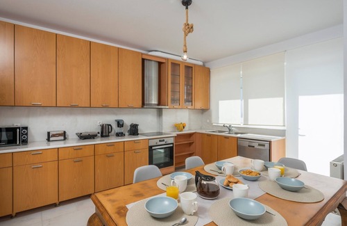 Agii Apostoli Apartment | Saltia Roof Garden Apt with Ocean View Steps from Beach