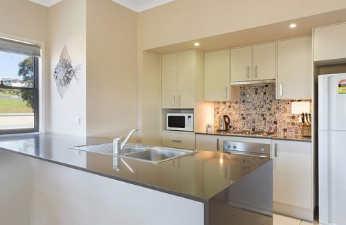 Eden Apartment | Bright Saltwater Apartments: 3 Bedroom Retreat Near Beach