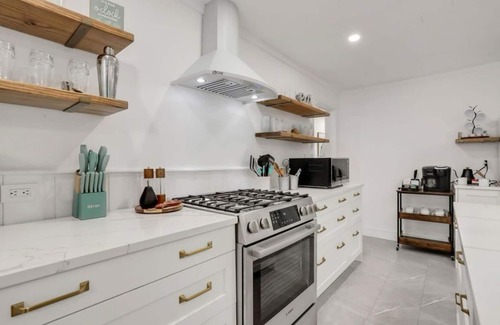 Warwick House | Saltwater Heated Pool Perfect Escapen in Warwick