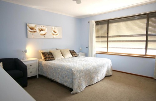 Kingscote Apartment | Cozy Salty Air Apartments in Kingscote, Kangaroo Island