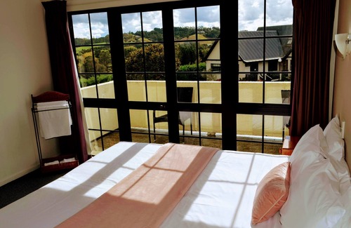 Snells Beach Hotel | Pet-Friendly Getaway at Salty Dog Inn - Pool & Breakfast Included